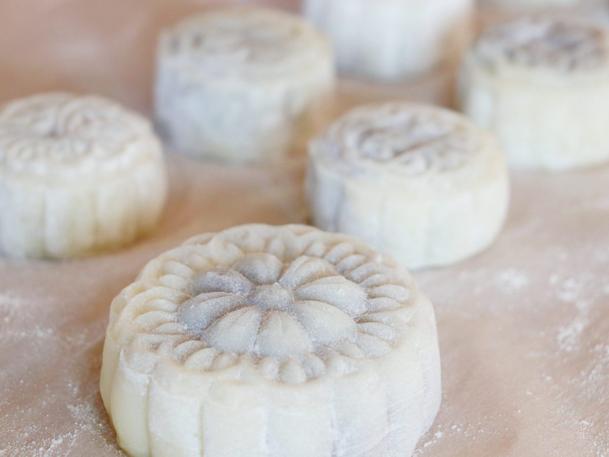 Premium Photo  Asian woman is making colorful snow skin moon cake, recipe  of sweet snowy mooncake. press plastic mould. dessert for mid-autumn  festival, close up, lifestyle.