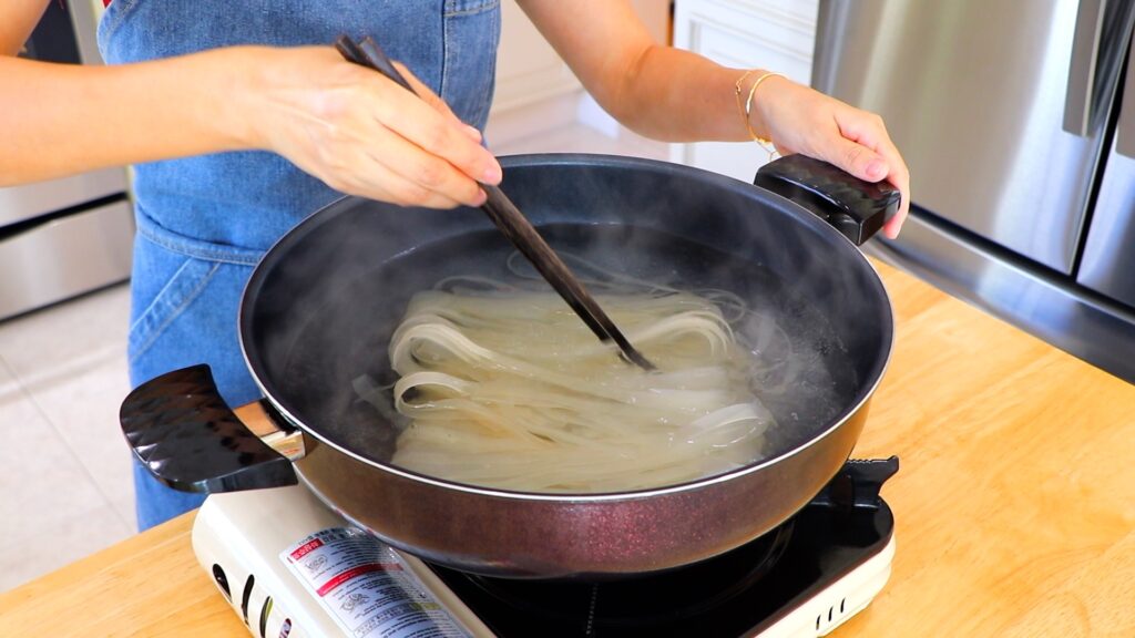 15-Min Shrimp Chow Fun 4. Cook the Noodles